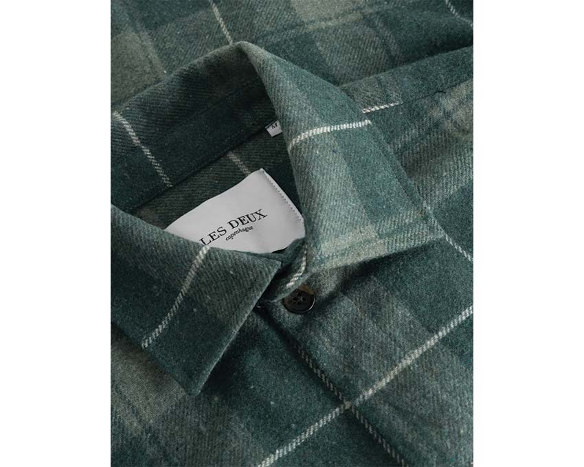 Les Deux Lennon Check Shirt Olive Dusty Moss détail — col oxford carreaux