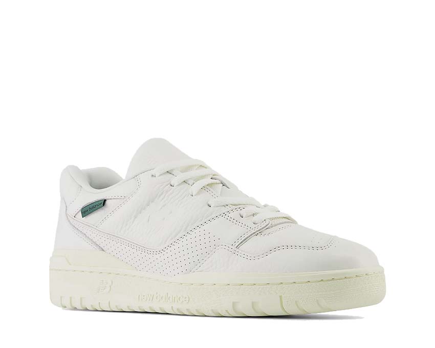 New Balance 550 Sea Salt vue latérale — tige cuir et détail brodé