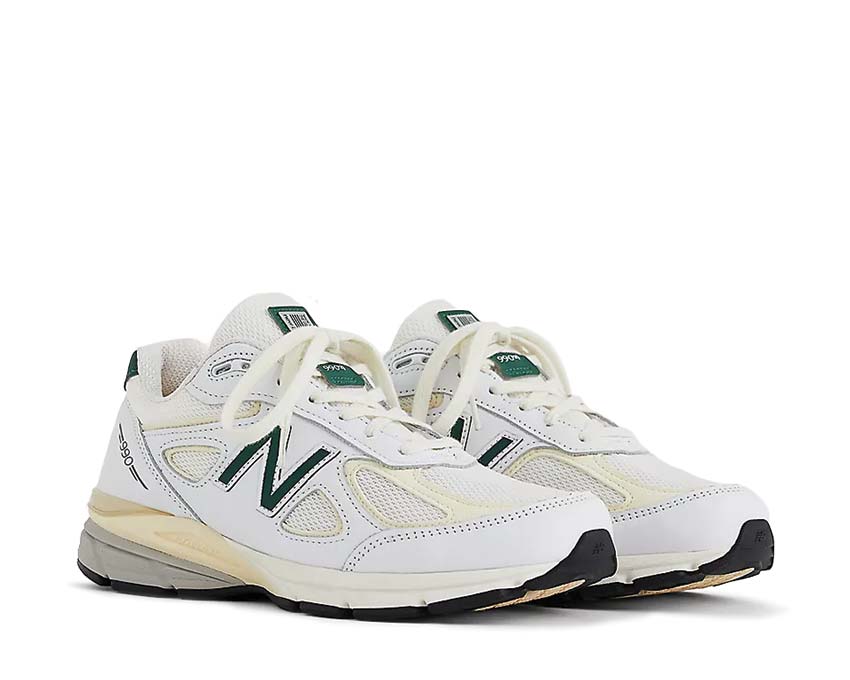 New Balance 990v4 Calcium Forest Green Seitenansicht — cremefarbenes Wildleder grünes Mesh Obermaterial