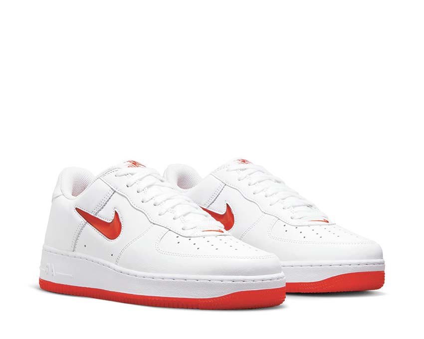 Nike Air Force 1 Low Retro White vue latérale — cuir lisse University Red
