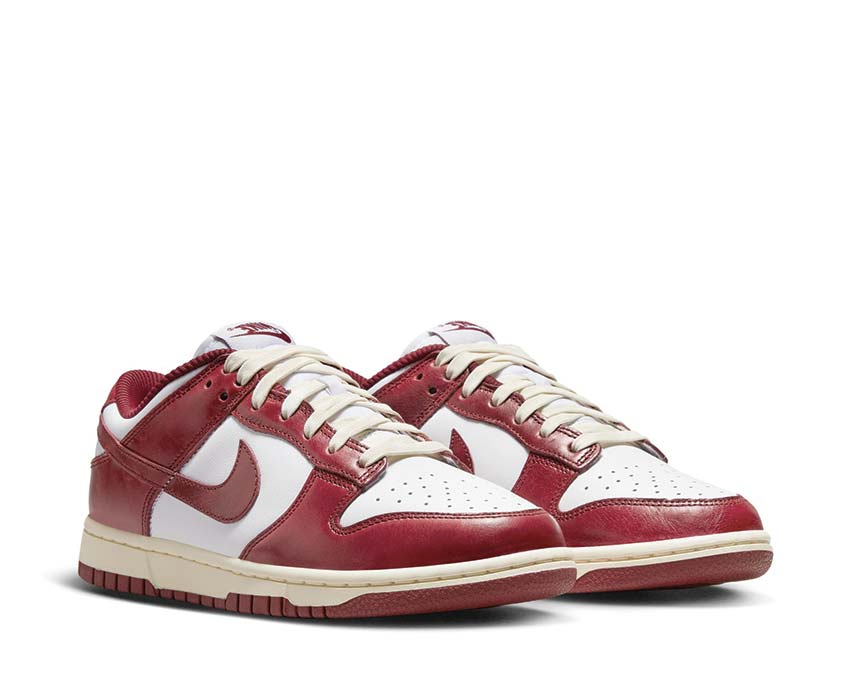 Nike Dunk Low PRM W White Team Red Coconut Milk Seitenansicht — Leder und Wildleder