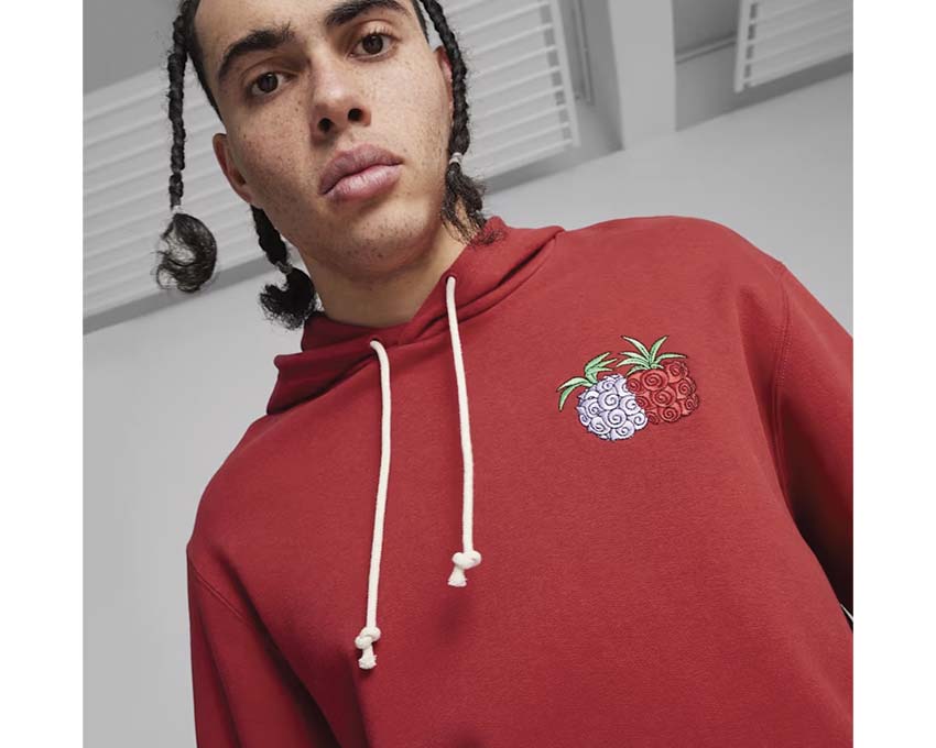 Puma x One Piece Hoodie Club Red détail — broderie One Piece Puma rouge