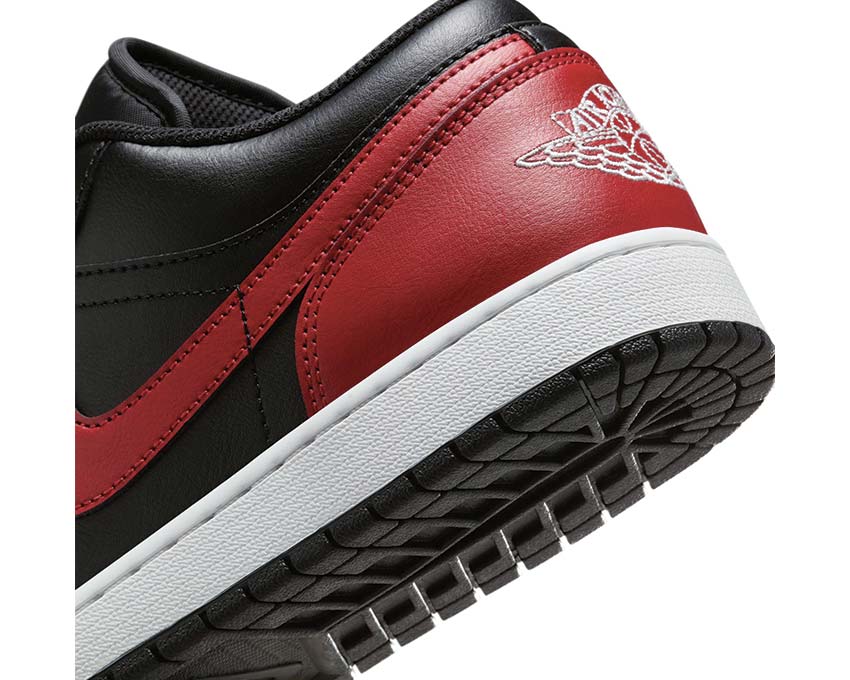 Jordan Air Jordan 1 Low Bred Black Varsity Red Summit White vista lateral — cuero rojo y negro