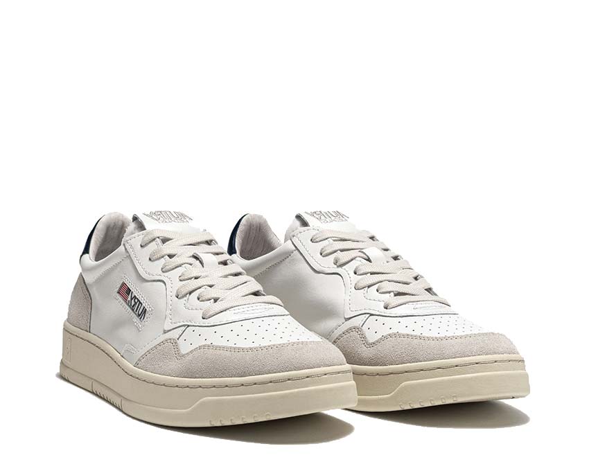 Autry Medalist Low Suede White/Blue vue latérale — tige en daim souple