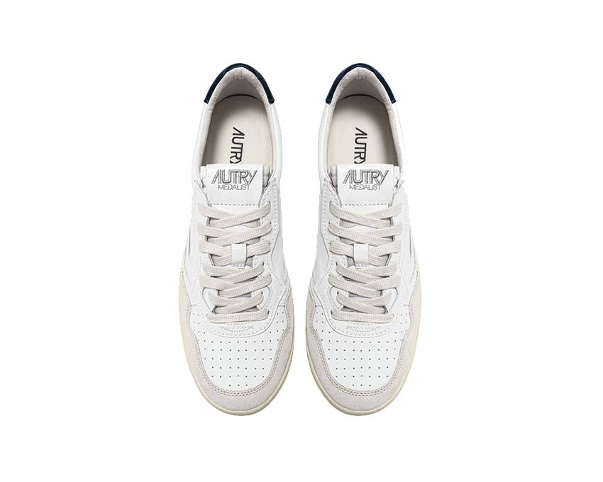 Autry Medalist Low Suede White/Blue détail — empiècement daim bleu