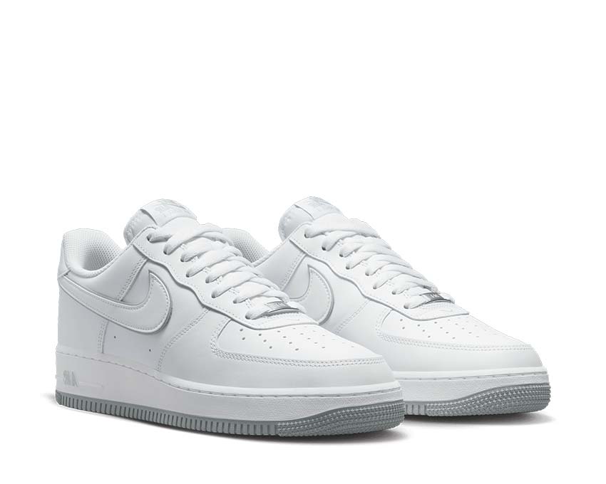 Nike Air Force 1 '07 White Wolf Grey vue latérale — cuir lisse perforé