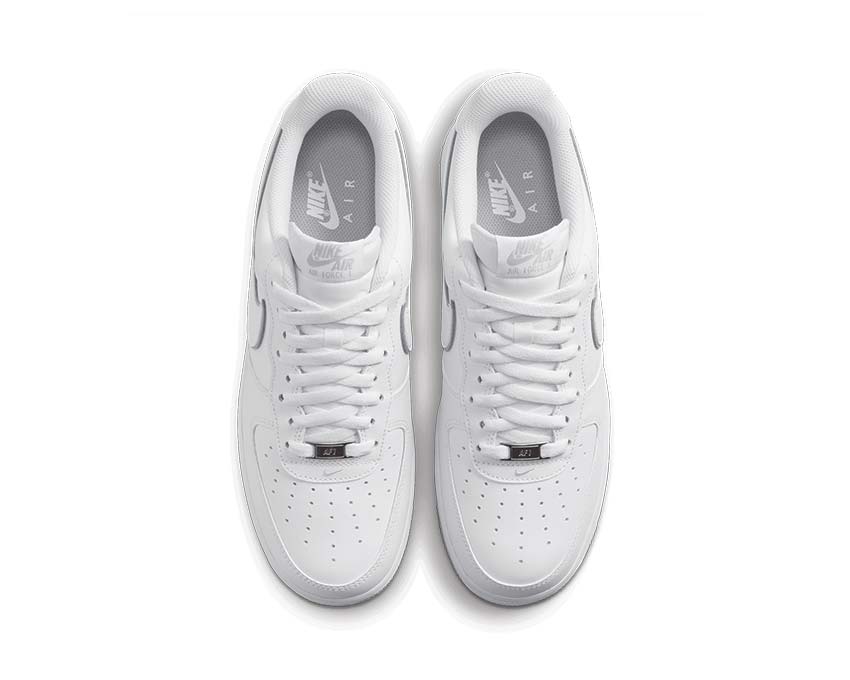 Nike Air Force 1 '07 White Wolf Grey détail — tige cuir perforé blanc
