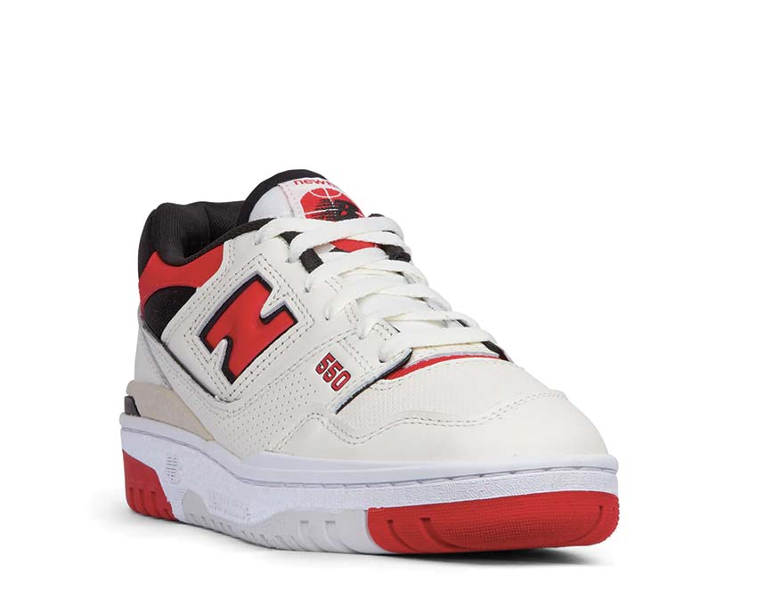 New Balance 550 Sea Salt/True Red Seitenansicht — Leder und rote Akzente