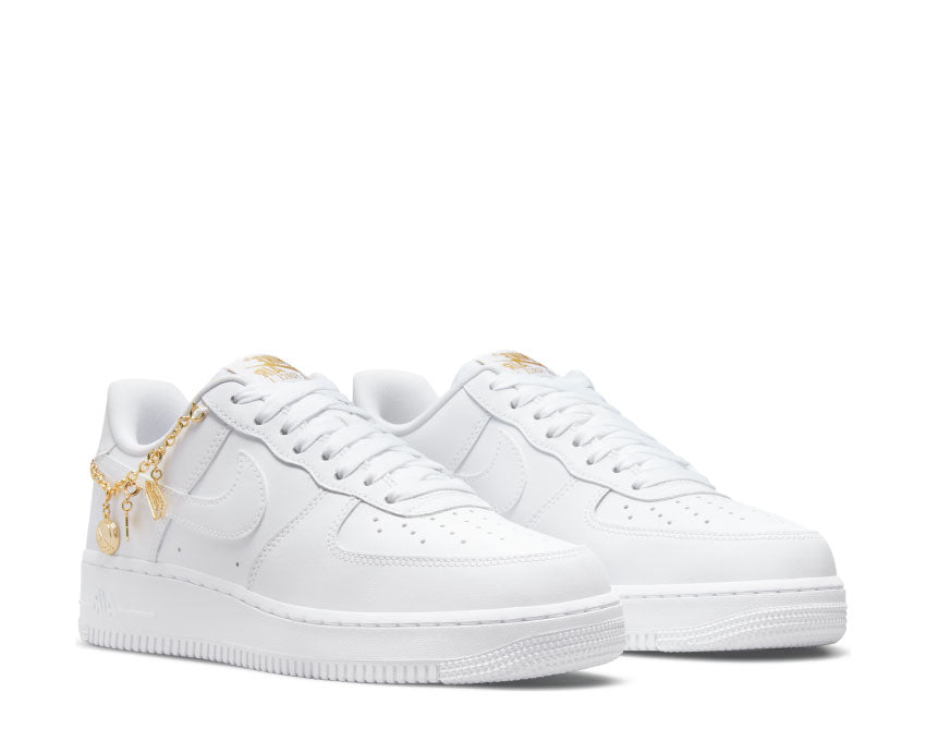 Nike Air Force 1 '07 LX White Metallic Gold Seitenansicht — weißes goldenes Leder Schaft
