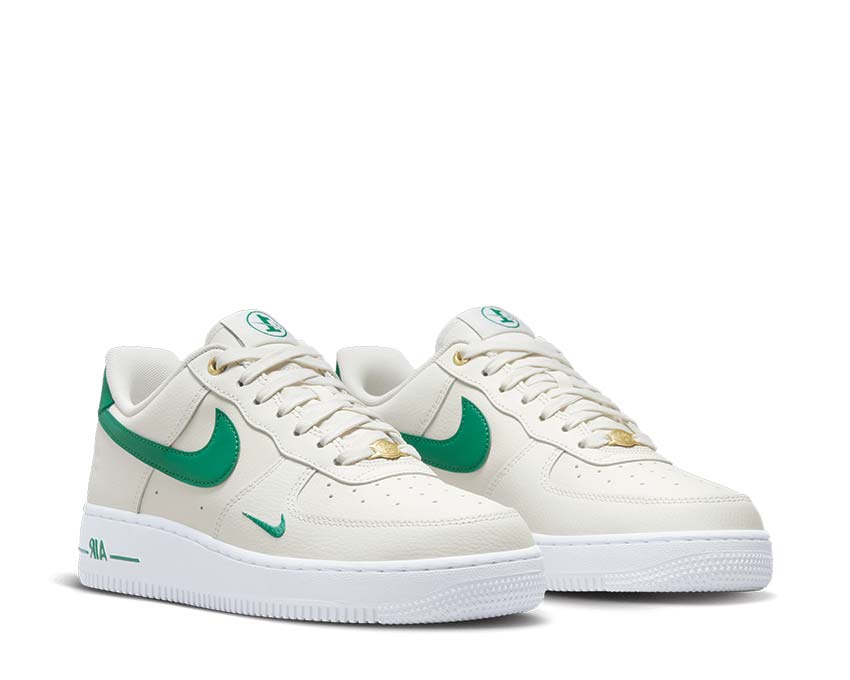 Nike Air Force 1 '07 SE W Sail Malachite White Metallic Gold vue latérale — cuir et détails dorés
