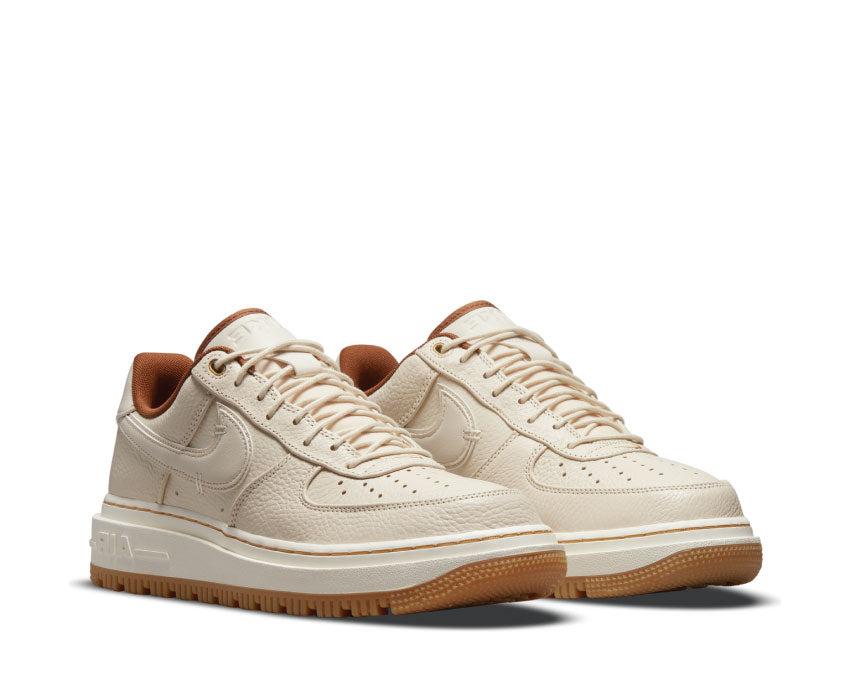 Nike Air Force 1 LUXE Pearl White Pale Ivory Seitenansicht — luxuriöses Perlleder