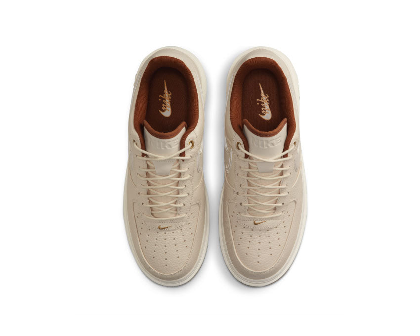 Nike Air Force 1 LUXE Pearl White Pale Ivory Detail — Perlmutt-Leder Swoosh