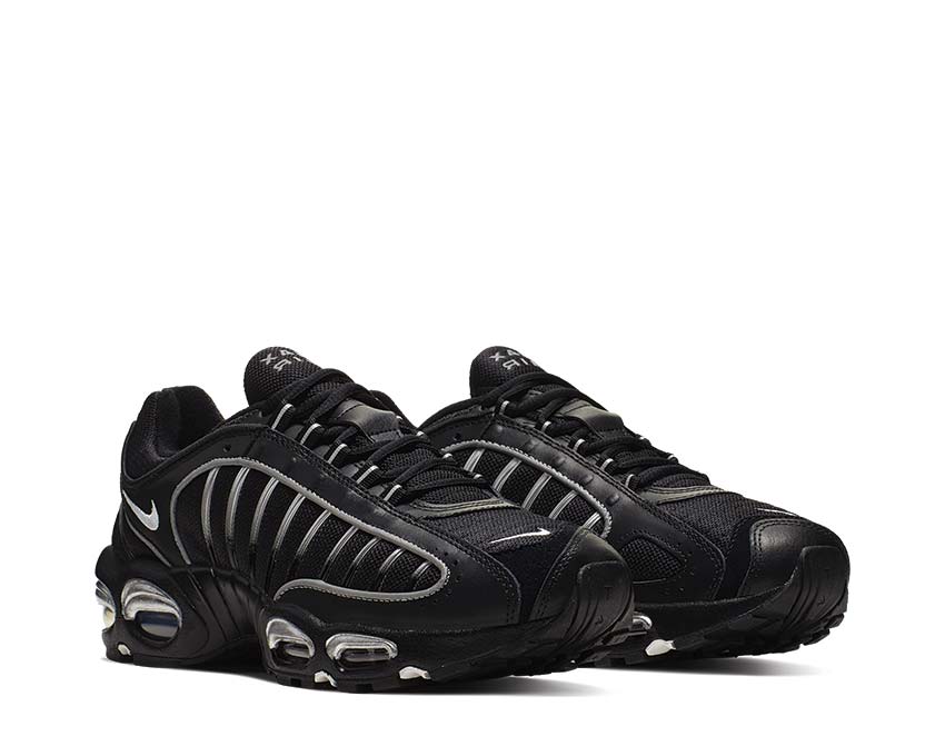 Nike Air Max Tailwind IV Black vista lateral — mesh y overlays negros