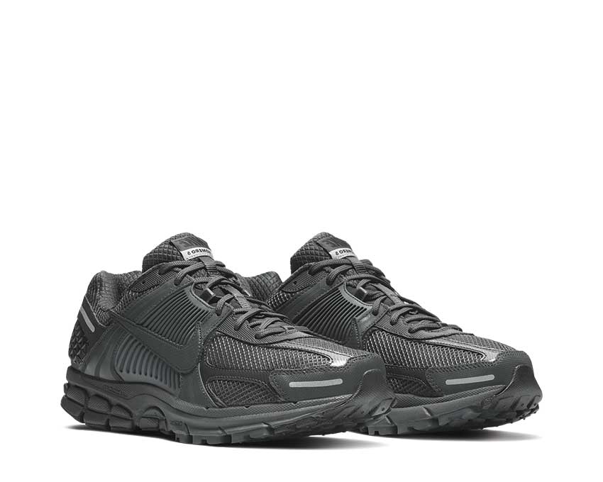 Nike Zoom Vomero 5 SP Anthracite vue latérale — mesh et overlays sombres